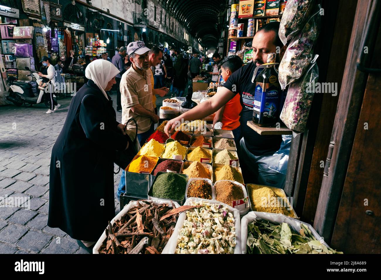 Damas, Syrie - Mai 2022 : un couple plus âgé achète de la nourriture, des herbes et des épices au marché de la rue Suq Al Hamidiyah à Damas Banque D'Images