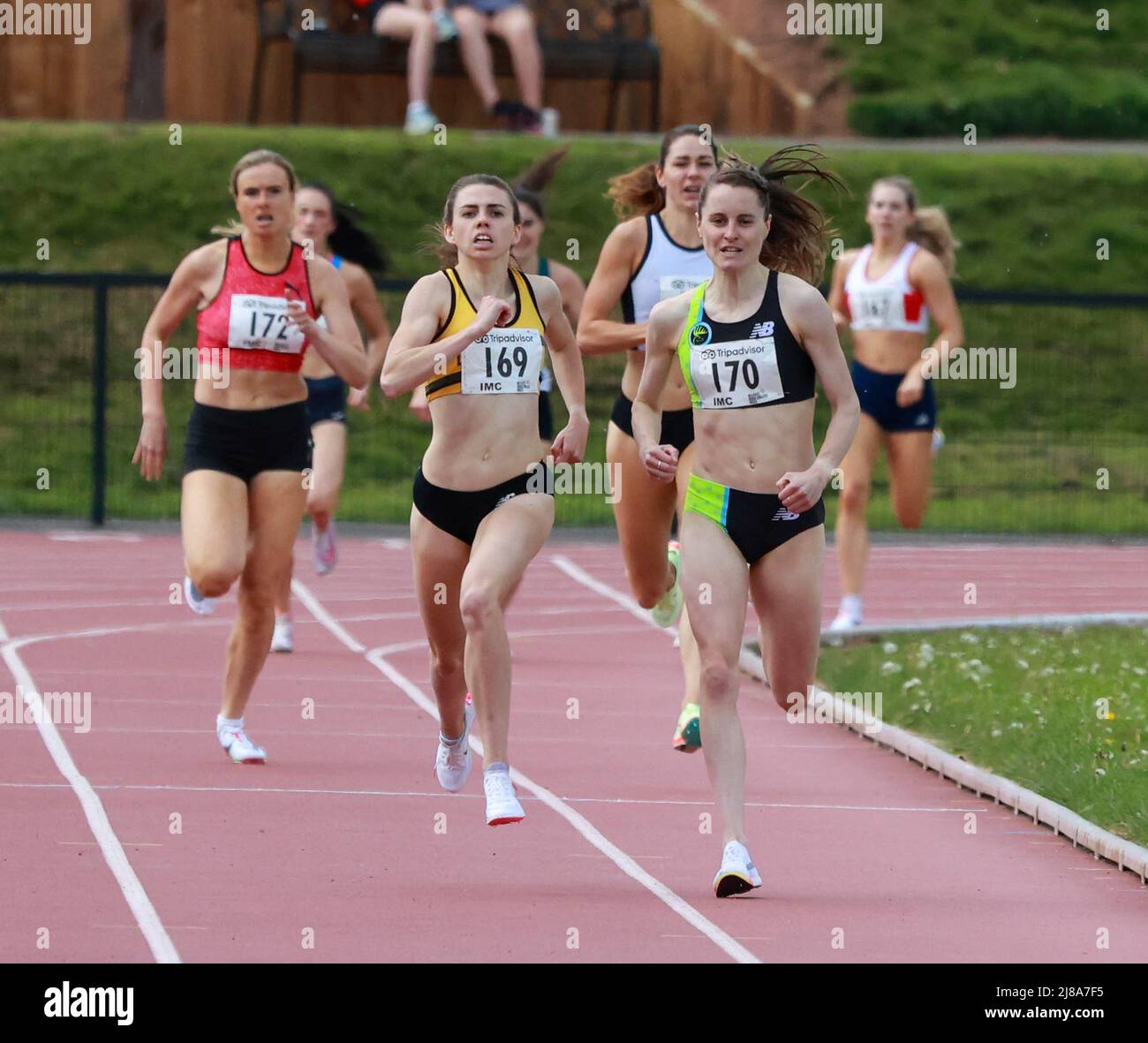 Mary Peters Track, Belfast, Irlande du Nord, Royaume-Uni. 14 mai 2022. Belfast Irish Milers Meet, sponsorisé par Tripadvisor, l'événement a le statut World Athletics Continental Tour, en cours à Belfast. Action de l'événement d'aujourd'hui. Nouvelle piste irlandaise - Louise Shanahan (169) brise les 800m irlandais détenus par Ciara Magean (170). Temps 1:59,42. Pour l'athlète Leevale AC. Les deux coureurs sont les deux seules femmes d'Irishfemme à avoir été à l'intérieur de 2minutes pour la distance. Crédit : David Hunter/Alay Live News. Banque D'Images