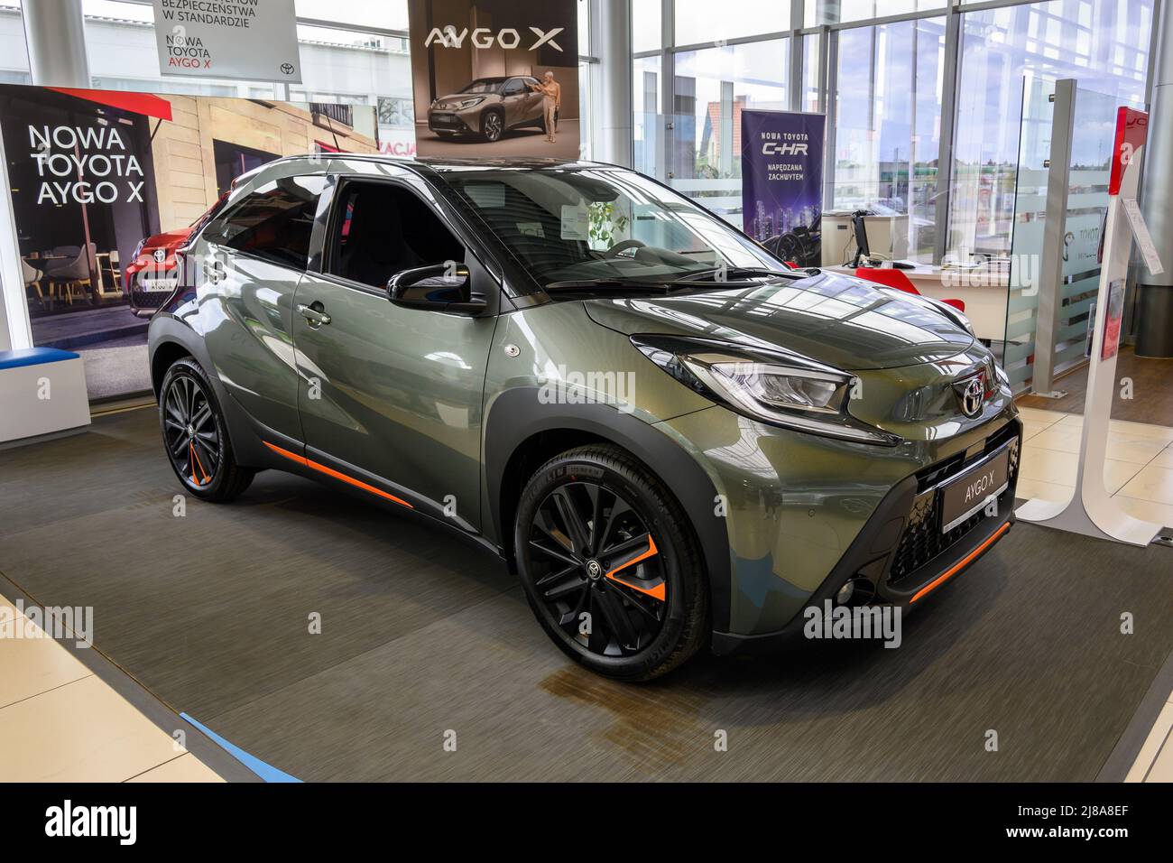 Chwaszczyno, Pologne - 14 mai 2022 : nouveau modèle de Toyota Aygo X présenté dans la salle d'exposition de voitures Banque D'Images