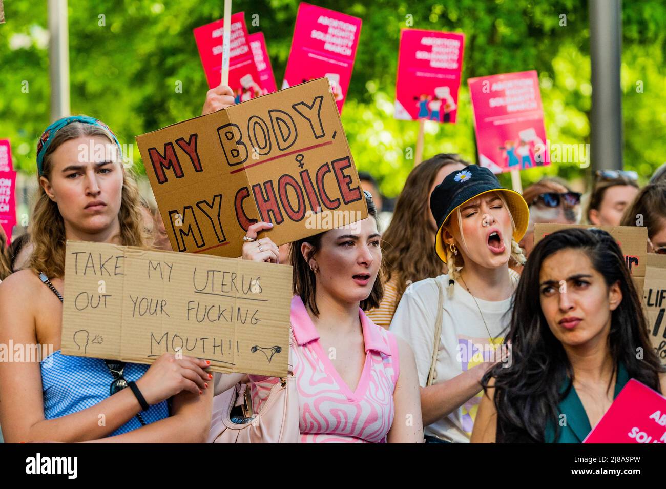 Londres, Royaume-Uni. 14th mai 2022. Des manifestants pro-avortement se sont rassemblés à l'ambassade américaine pour protester contre l'abrogation potentielle de Roe v Wade qui aurait pour effet de supprimer le droit des femmes à un avortement légal dans de nombreux États. Crédit : Guy Bell/Alay Live News Banque D'Images