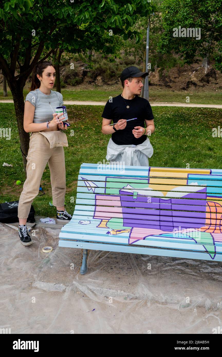 Les jeunes illustrateurs locaux Patricia Judez et LuckStudio peignent des bancs en bois au célèbre parc Jose Antonio Labordeta, au cours de l'initiative artistique urbaine ' Banque D'Images