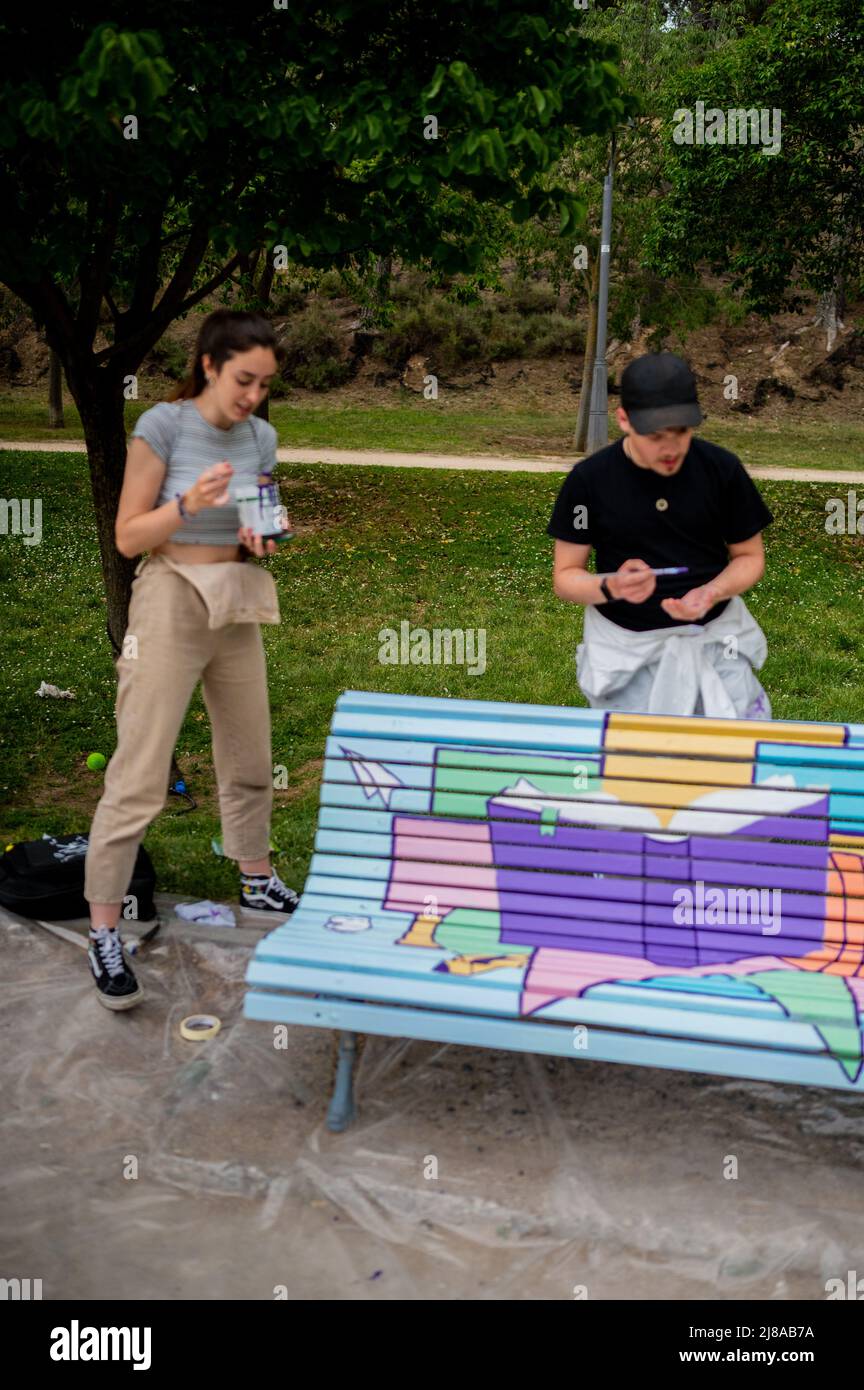 Les jeunes illustrateurs locaux Patricia Judez et LuckStudio peignent des bancs en bois au célèbre parc Jose Antonio Labordeta, au cours de l'initiative artistique urbaine ' Banque D'Images