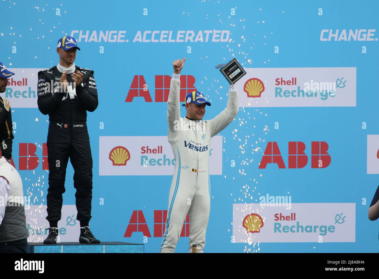 Allemagne, Berlin, 14 mai 2022. Edoardo Mortara et Stoffel Vandoorne lors de la cérémonie de remise des prix. Edoardo Mortara de Team ROKiT Venturi Racing remporte le Round 7 du Championnat ABB FIA Formula E 2021/22. Jean-Éric Vergne de Team DS TECHEETAH remporte la deuxième place et Stoffel Vandoorne de Team Mercedes-EQ la troisième. Le Shell recharge Berlin E-Prix 2022 sera à Berlin les 14th et 15th mai 2022 avec une double course pour la huitième fois. La série de courses électriques 2021/2022 aura lieu à l'ancien aéroport de Tempelhof. Banque D'Images