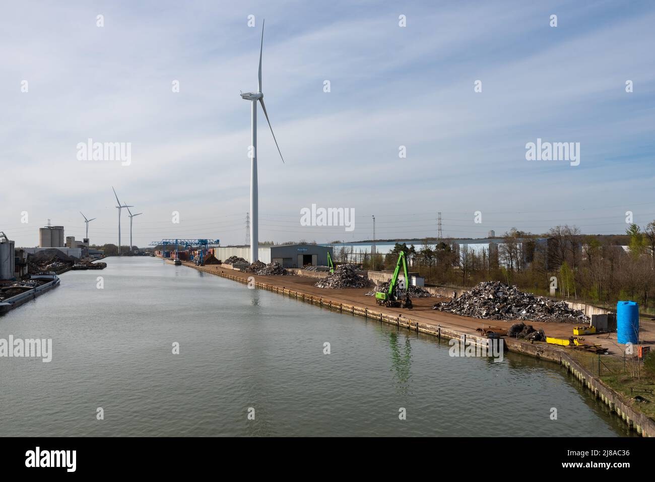Genk, Limbourg, Belgique - 04 12 2022 - activité industrielle et usine électronique entraînée par un moulin à vent sur les rives du canal Albert Banque D'Images