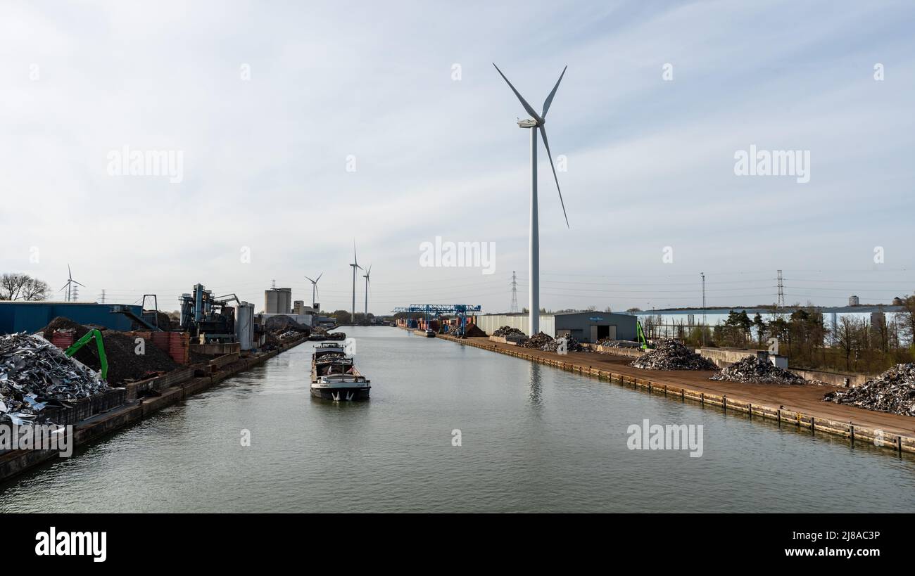 Genk, Limbourg, Belgique - 04 12 2022 - activité industrielle et usine électronique entraînée par un moulin à vent sur les rives du canal Albert Banque D'Images