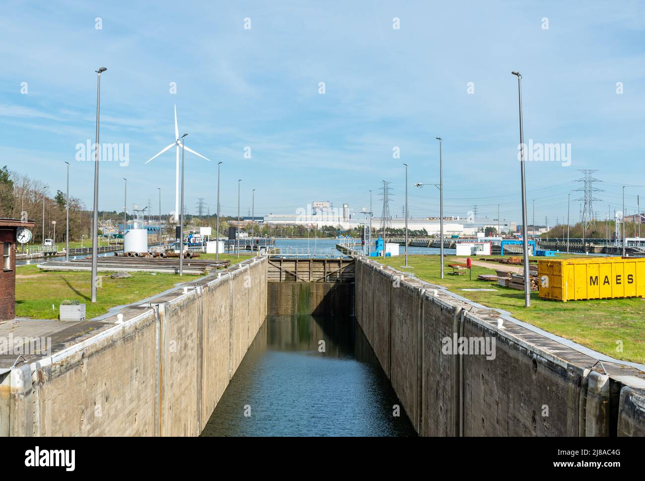 Genk, Limbourg, Belgique - 04 12 2022 - Sluice pour les navires de fret principalement industriels près du port Banque D'Images
