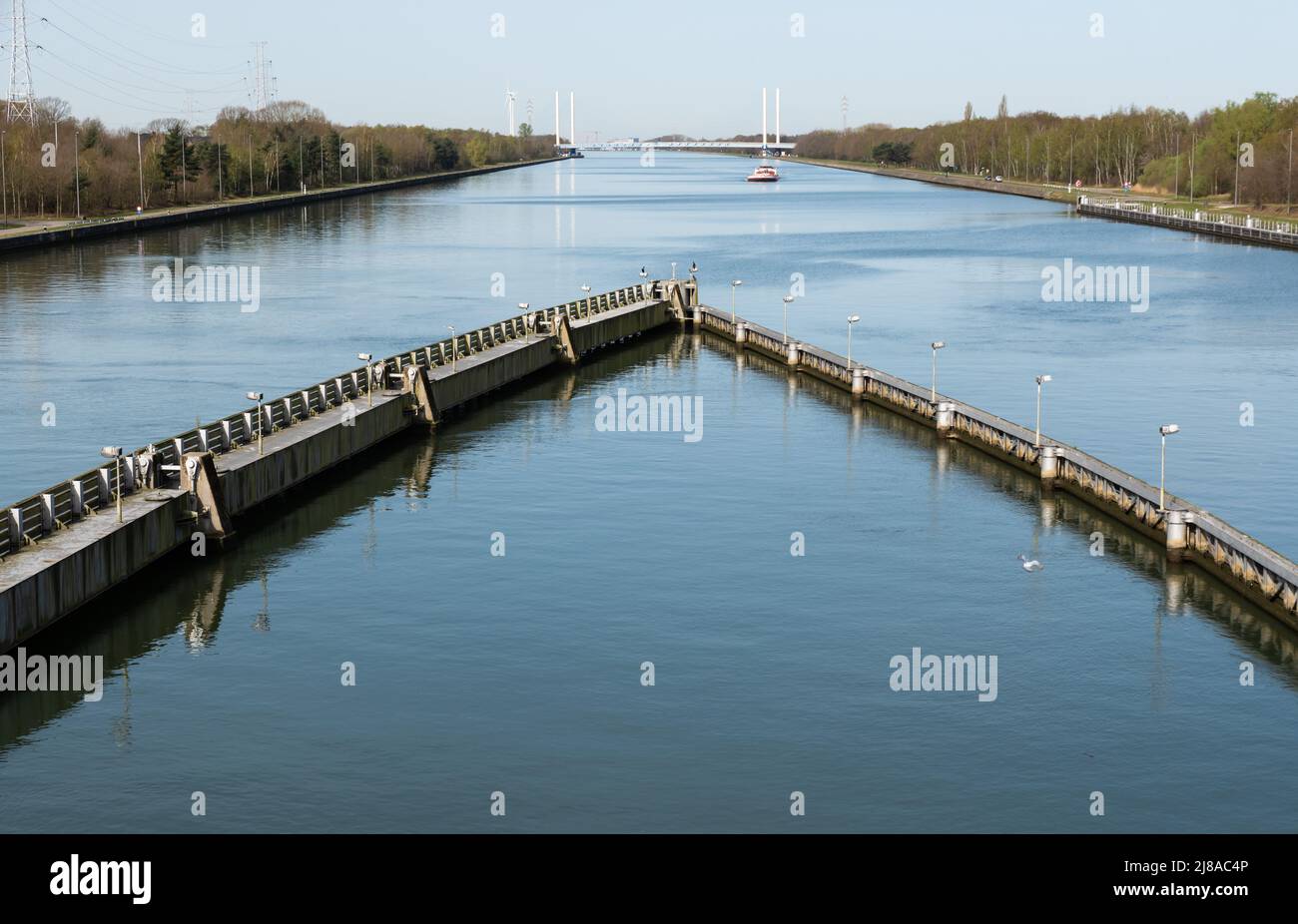 Genk, Limbourg, Belgique - 04 12 2022 - Sluice pour les navires de fret principalement industriels près du port Banque D'Images