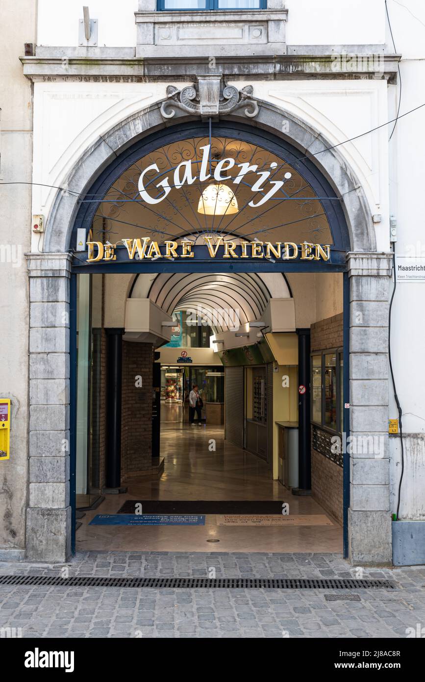 Hasselt, Limbourg, Belgique - 04 12 2022 - porte d'entrée décorée de la galerie de luxe de Ware Vrienden Banque D'Images