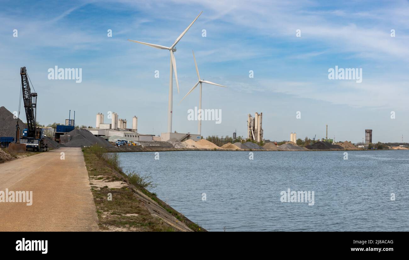 Lummen, Limbourg, Belgique - 04 12 2022 - le canal Albert avec un sentier de vélo à gauche et des éoliennes dans la zone industrielle Banque D'Images