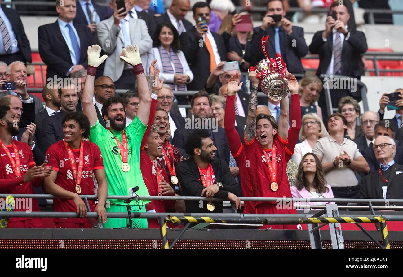 Kostas Tsimikas, de Liverpool, lève le trophée après la finale de la coupe Emirates FA au stade Wembley, à Londres. Date de la photo: Samedi 14 mai 2022. Banque D'Images