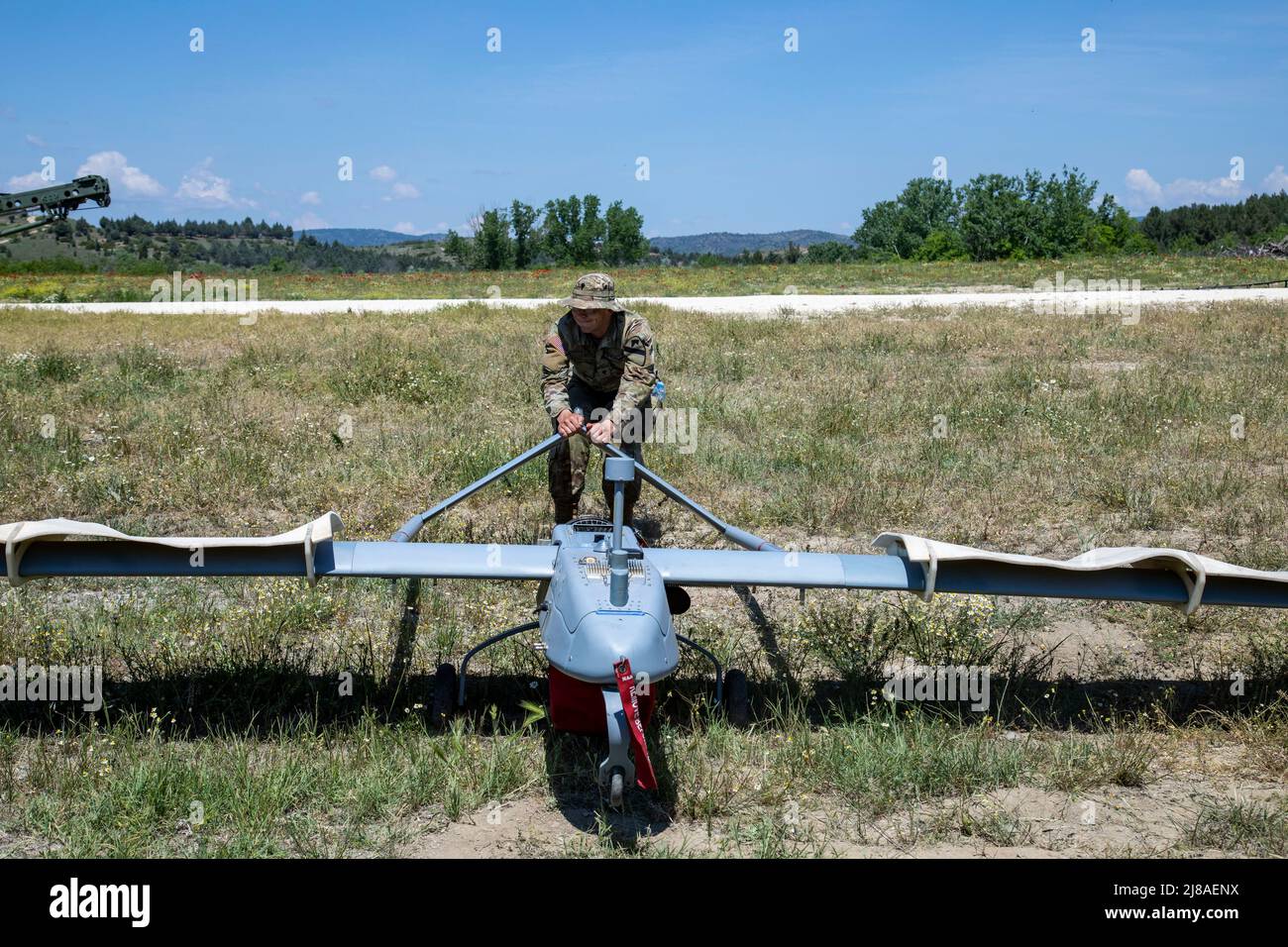 SPC de l'armée américaine. Ryan Lemon, un spécialiste des systèmes d'aéronefs sans pilote affecté au 7-17th Escadron de cavalerie aérienne, 1st Brigade de cavalerie aérienne prépare un drone fantôme RQ-7B V2 pour le lancement de l'exercice Swift Response à l'aire d'entraînement de Krivolak, le 11 mai 2022 à Negotino, en Macédoine du Nord. Banque D'Images