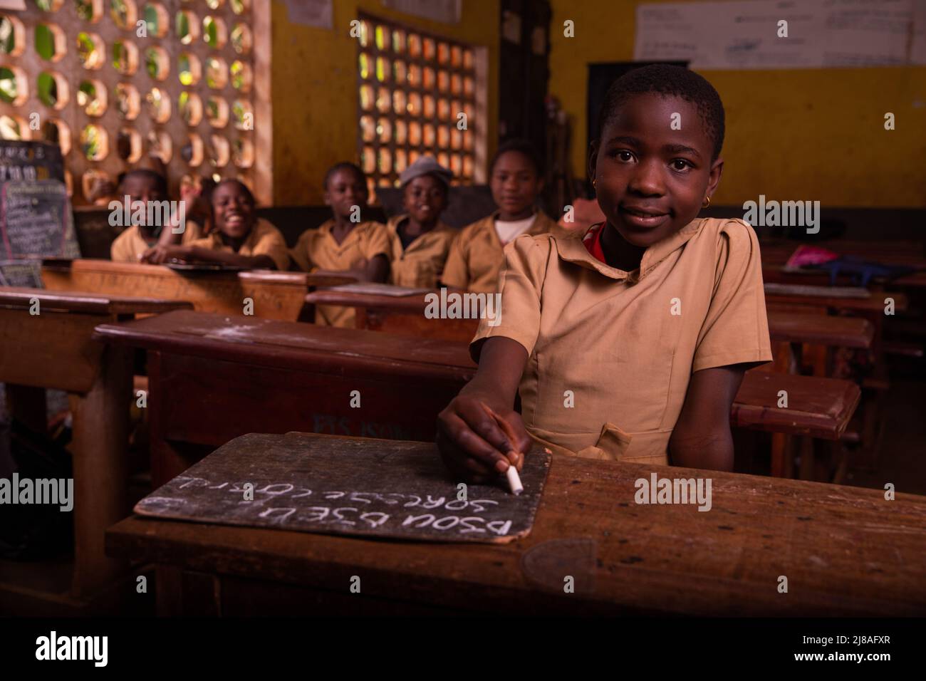 Dans une salle de classe africaine pleine d'enfants noirs désireux d'apprendre. Concept d'apprentissage. Banque D'Images