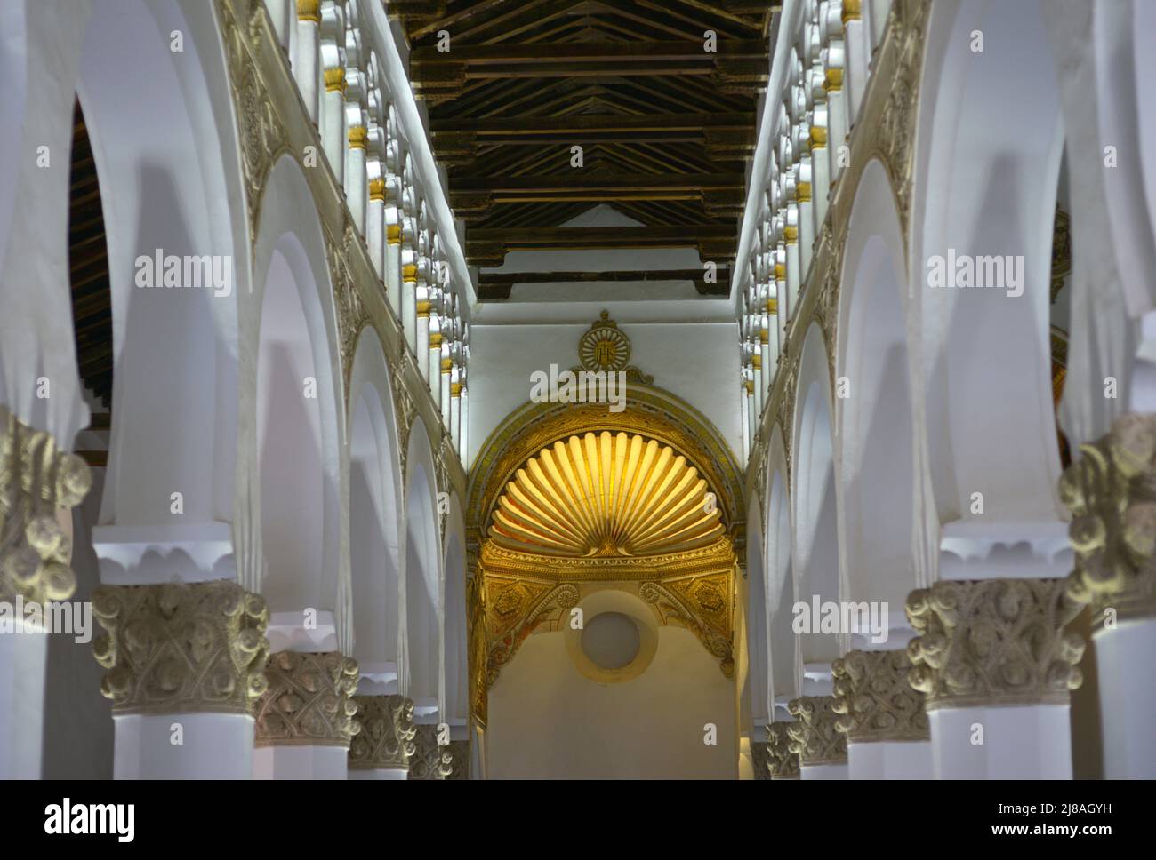 Espagne, Castille-la Manche, Tolède. Synagogue de Santa Maria la Blanca. En 1180, la communauté juive de Tolède a financé la construction de l'église dans le style Mudejar, travail qui a été réalisé par des bâtisseurs musulmans. Le dôme de l'affiche supérieure a été construit pendant la réforme de 1550, attribué à Alonso de Covarrubias (1488-1570). Détail architectural de l'intérieur d'une nef. Banque D'Images