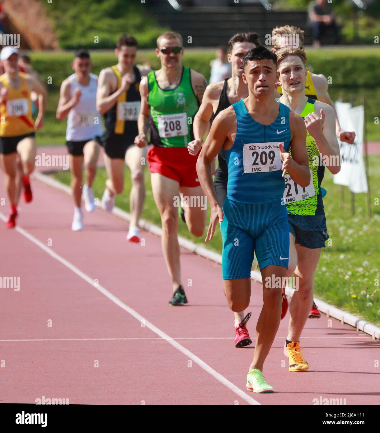 Mary Peters Track, Belfast, Irlande du Nord, Royaume-Uni. 14 mai 2022. Belfast Irish Milers se rencontrent, l'événement a le statut World Athletics Continental Tour, en cours à Belfast. Action de l'événement d'aujourd'hui. Ethan Hussey (209) Leeds City AC revient en premier dans la course Men's 1500m A. Crédit : David Hunter/Alay Live News. Banque D'Images