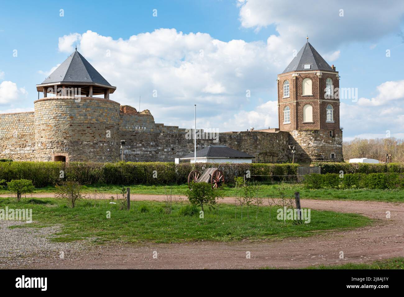 Montfort, Limbourg, pays-Bas - 04 15 2022 - Forteresse historique du  village aux alentours verdoyants Photo Stock - Alamy