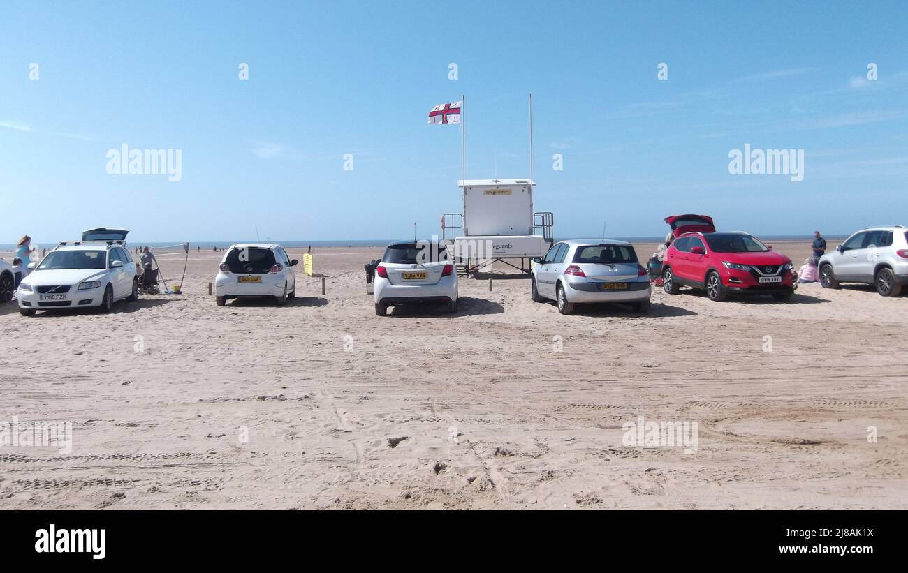 RNLI plate-forme Life Guard sur la plage avec des voitures garées derrière elle. Ciel bleu avec espace de copie, Ainsdale, Royaume-Uni, Banque D'Images