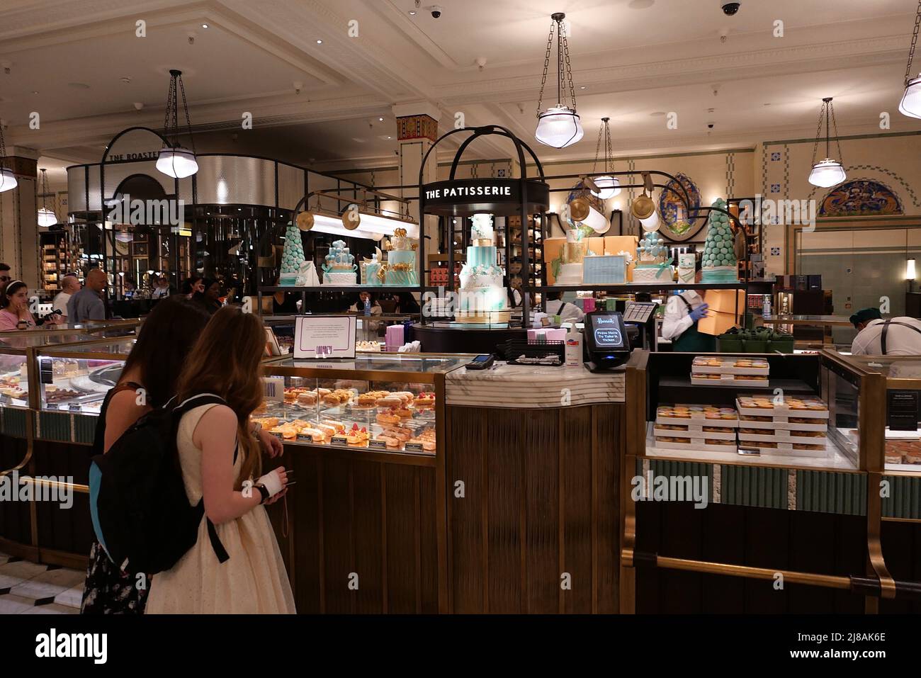 Harrods impose des sanctions aux acheteurs russes . Le grand magasin Harrods prend des mesures à la suite de l'invasion de l'Ukraine par Vladimir Poutine . Harrods a été peignant sa base de données de clients en train de chanter ceux qui ont dit qu'ils vivent en Russie . Les Russes ont été informés qu'ils ne peuvent pas faire leurs courses à Harrods . Il suit l'impact de là yachts et il y a des actifs gelés par le gouvernement du Royaume-Uni .... Banque D'Images