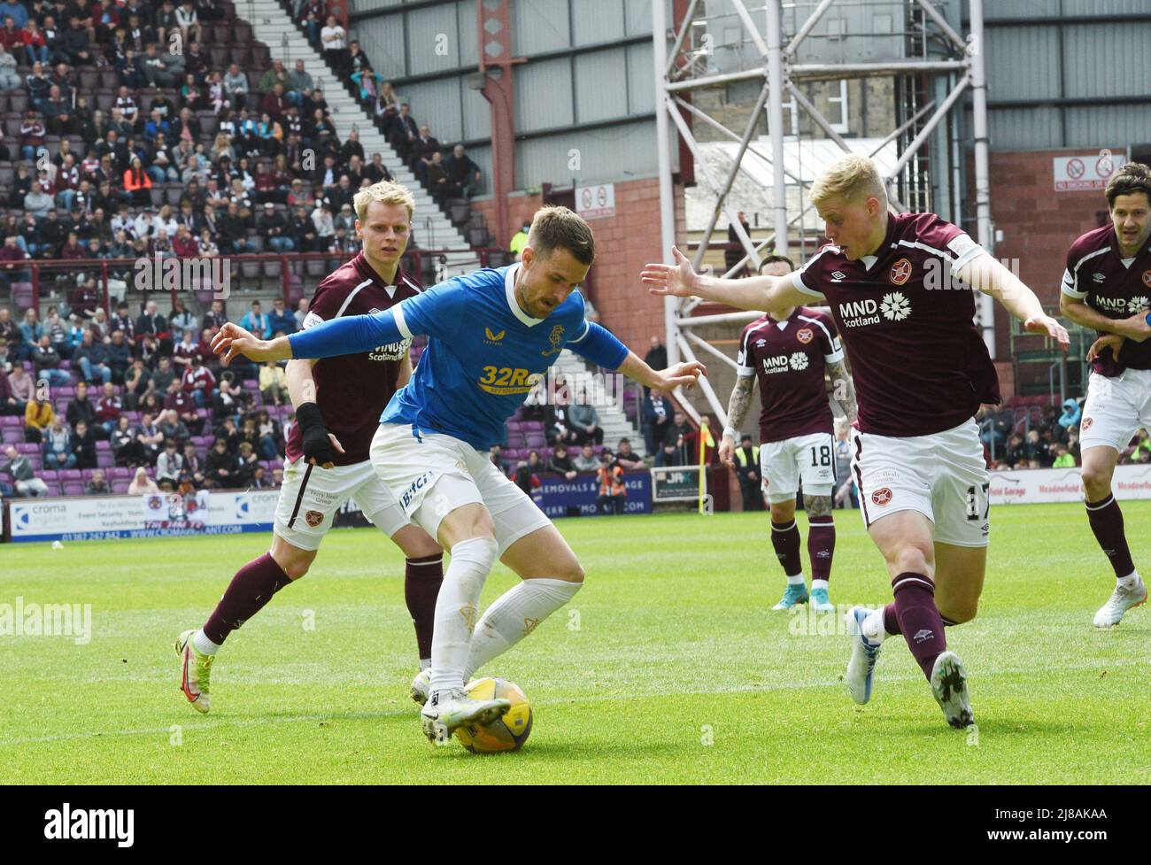 Tynecastle Park Edinburgh.Scotland Royaume-Uni .14th mai 22. Hearts vs Rangers Cinch Premiership match. Aaron Ramsey des Rangers avec le cœur Alex Cochrane Credit: eric mccowat/Alay Live News Banque D'Images