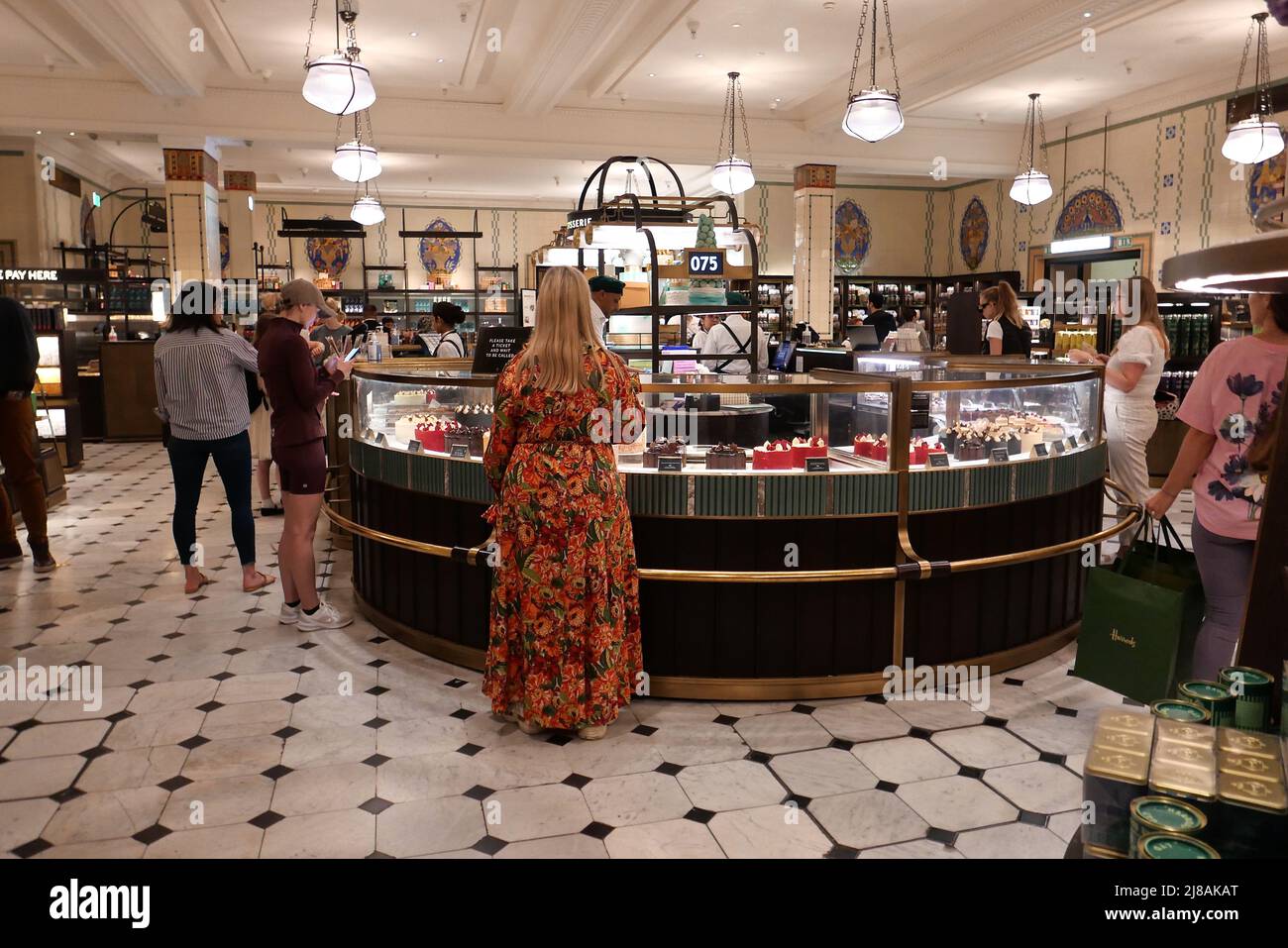 Harrods impose des sanctions aux acheteurs russes . Le grand magasin Harrods prend des mesures à la suite de l'invasion de l'Ukraine par Vladimir Poutine . Harrods a été peignant sa base de données de clients en train de chanter ceux qui ont dit qu'ils vivent en Russie . Les Russes ont été informés qu'ils ne peuvent pas faire leurs courses à Harrods . Il suit l'impact de là yachts et il y a des actifs gelés par le gouvernement du Royaume-Uni .... Banque D'Images