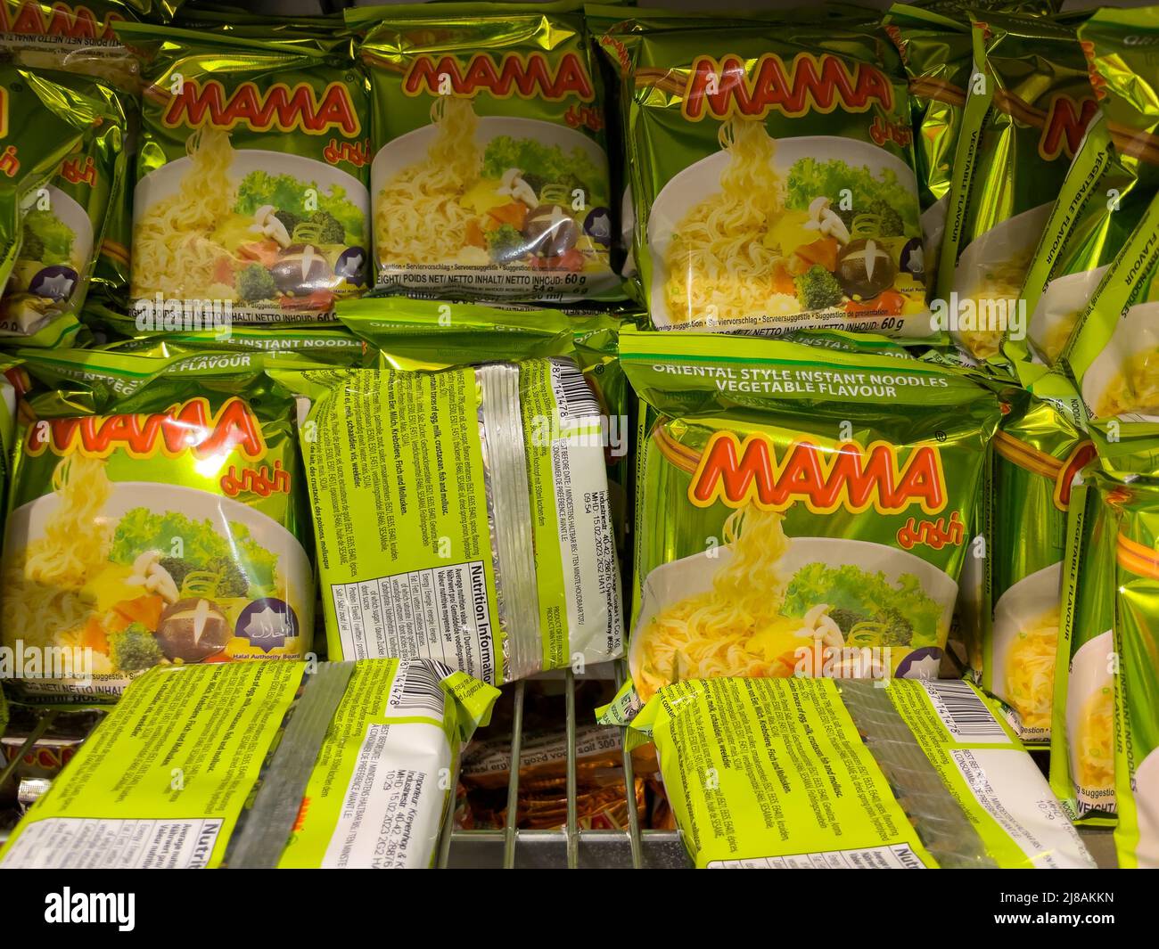 Nuremberg, Allemagne - Mai 14, 2022: Mama instant Noodle dans un magasin Banque D'Images