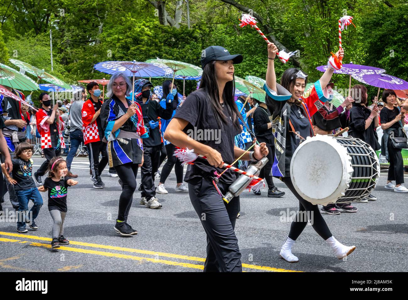 New York, États-Unis. 14th mai 2022. Les familles portent des tenues japonaises traditionnelles lorsqu'elles participent à la première parade de la journée du Japon de New York. Credit: Enrique Shore/Alay Live News Banque D'Images
