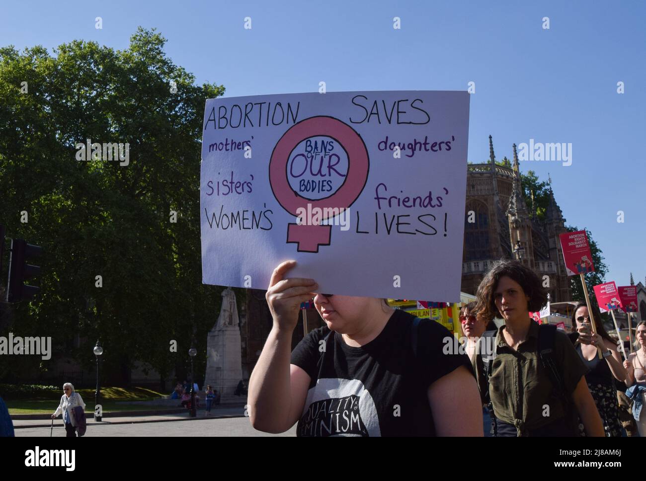 Londres, Royaume-Uni. 14th mai 2022. Manifestants à Westminster. Des manifestants pro-choix ont défilé à l'ambassade des États-Unis à Londres alors que des informations indiquent que Roe c. Wade pourrait être renversé, ouvrant la voie à l'interdiction des avortements dans une grande partie des États-Unis. Credit: Vuk Valcic/Alamy Live News Banque D'Images