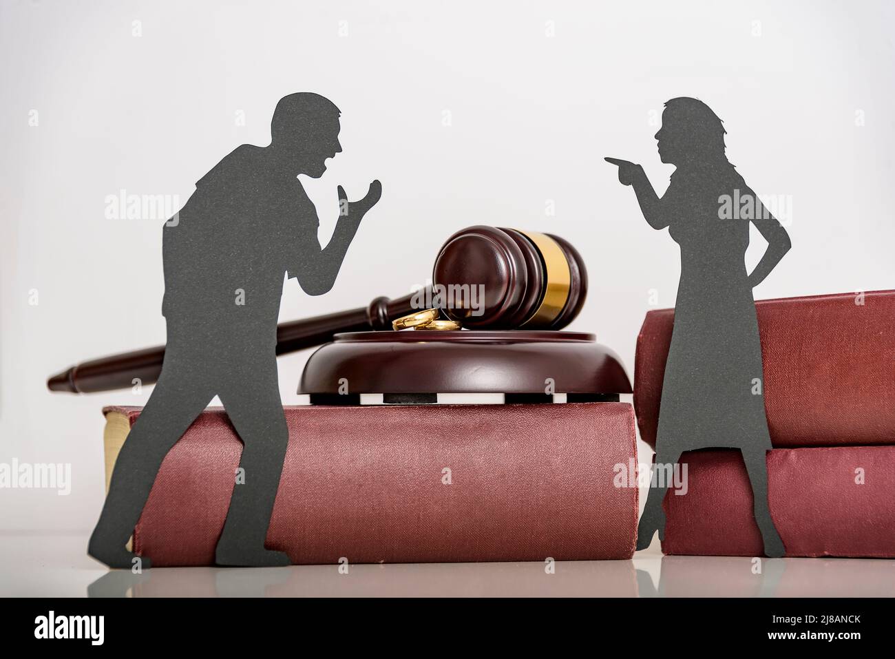 couple un homme et une femme querelle. le concept de l'agression émotionnelle entre mari et femme. problèmes dans la relation. silhouette les gens crient Banque D'Images