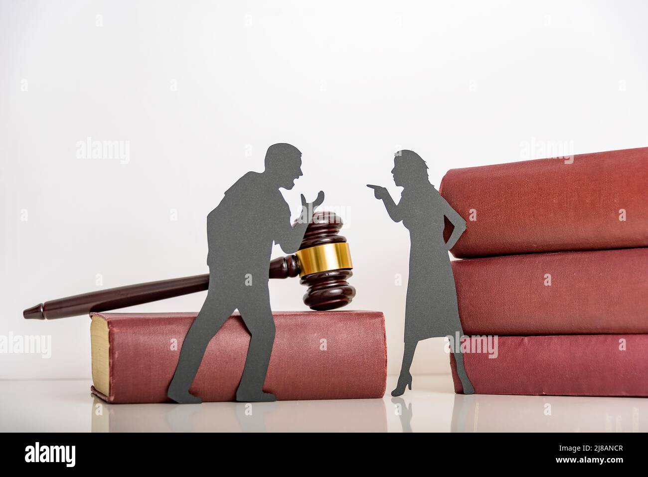 couple un homme et une femme querelle. le concept de l'agression émotionnelle entre mari et femme. problèmes dans la relation. silhouette les gens crient Banque D'Images
