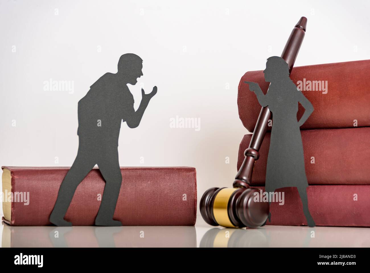 couple un homme et une femme querelle. le concept de l'agression émotionnelle entre mari et femme. problèmes dans la relation. silhouette les gens crient Banque D'Images