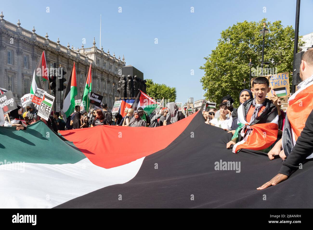 Londres, Angleterre, Royaume-Uni 14 mai 2022 manifestation pour la Palestine contre Israël visant la presse, les travailleurs médicaux et les civils à la suite de la mort du journaliste Shireen Abu Akleh à Jénine, le 11th mai. Shireen était un éminent journaliste d'Al Jazeera tué par un sniper israélien. La manifestation a marqué 74 ans de dépossession et de nettoyage ethnique Banque D'Images