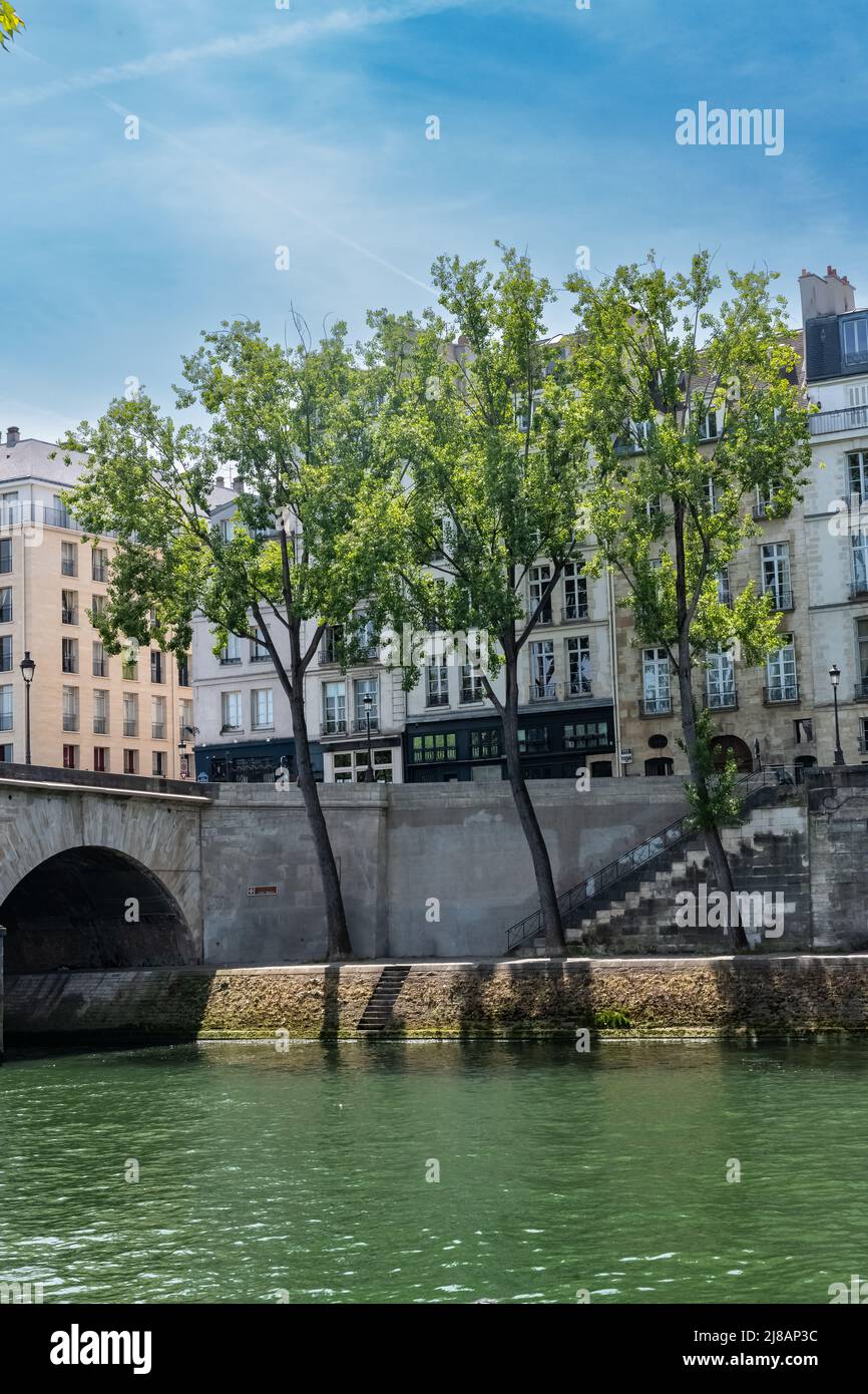 Paris, ile saint-louis et quai de Bourbon, avec le pont Pont-Marie, de beaux bâtiments anciens Banque D'Images