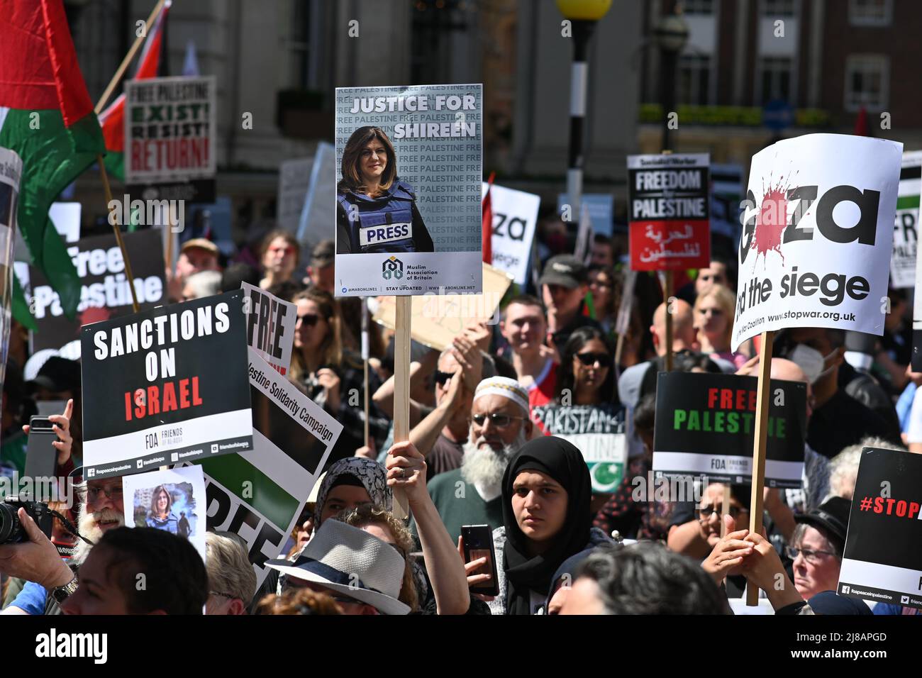 La création britannique de la criminalisation Balfour le peuple palestinien. Des milliers de mars contre 74 ans de Nakba. Nous nous opposons à la Palestine et à l'apartheid!. Justice pour #Shireen, l'assassinat par Israël du correspondant d'Aljazeera Shireen Abu Akleh à Jénine tué par des soldats israéliens à la BBC, Londres, Royaume-Uni. - 14 mai 2022. Banque D'Images