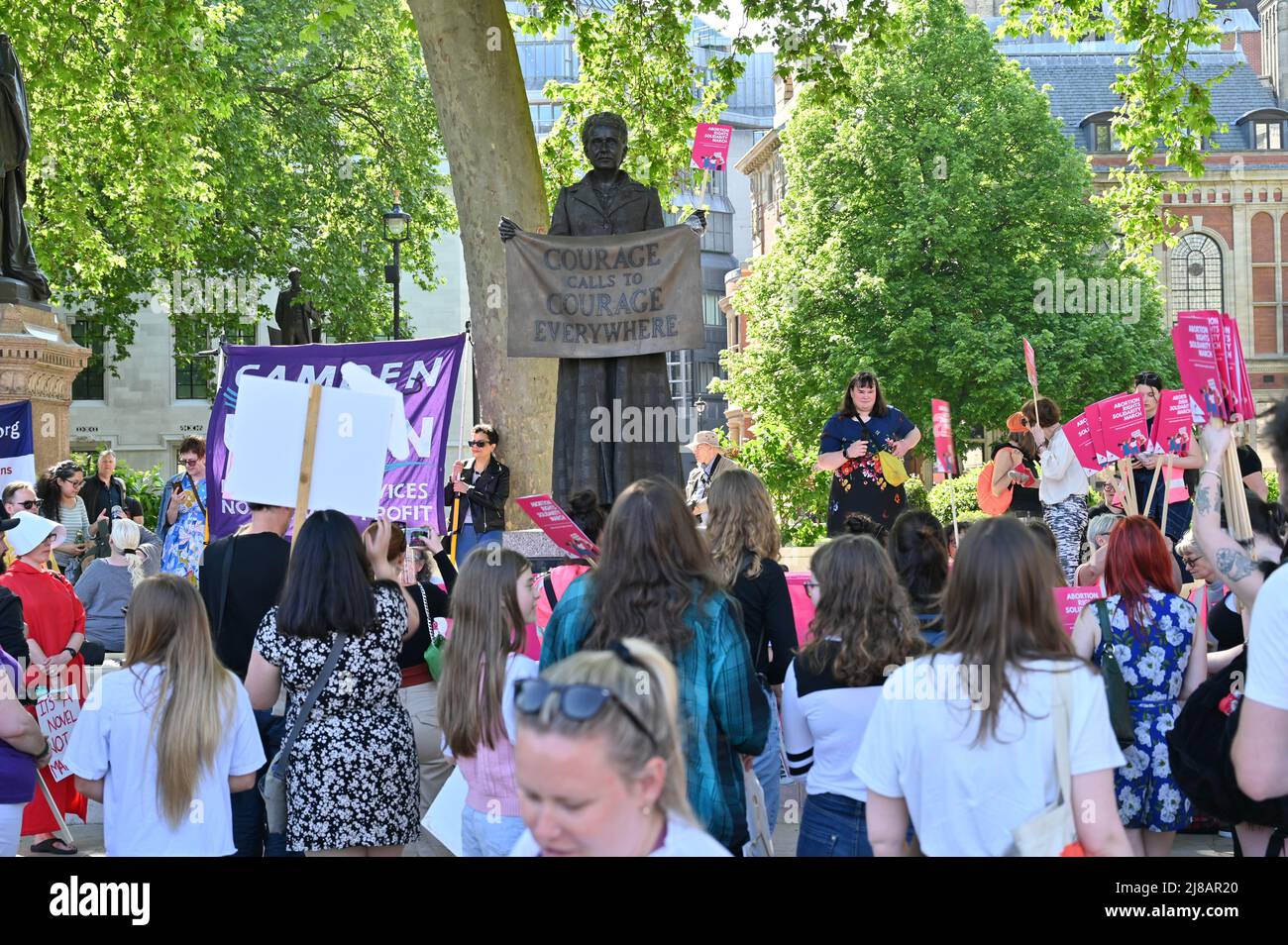 La manifestation de Londres et la marche d'une opinion divulguée ont suggéré que les juges sont prêts à renverser Roe anti-avortement. Les manifestants défendent la liberté et les droits des femmes, n'utilisent pas les corps des femmes pour l'assemblage des outils politiques devant la statue de la suffragette à l'ambassade américaine de Londres. - 14 mai 2022. Banque D'Images