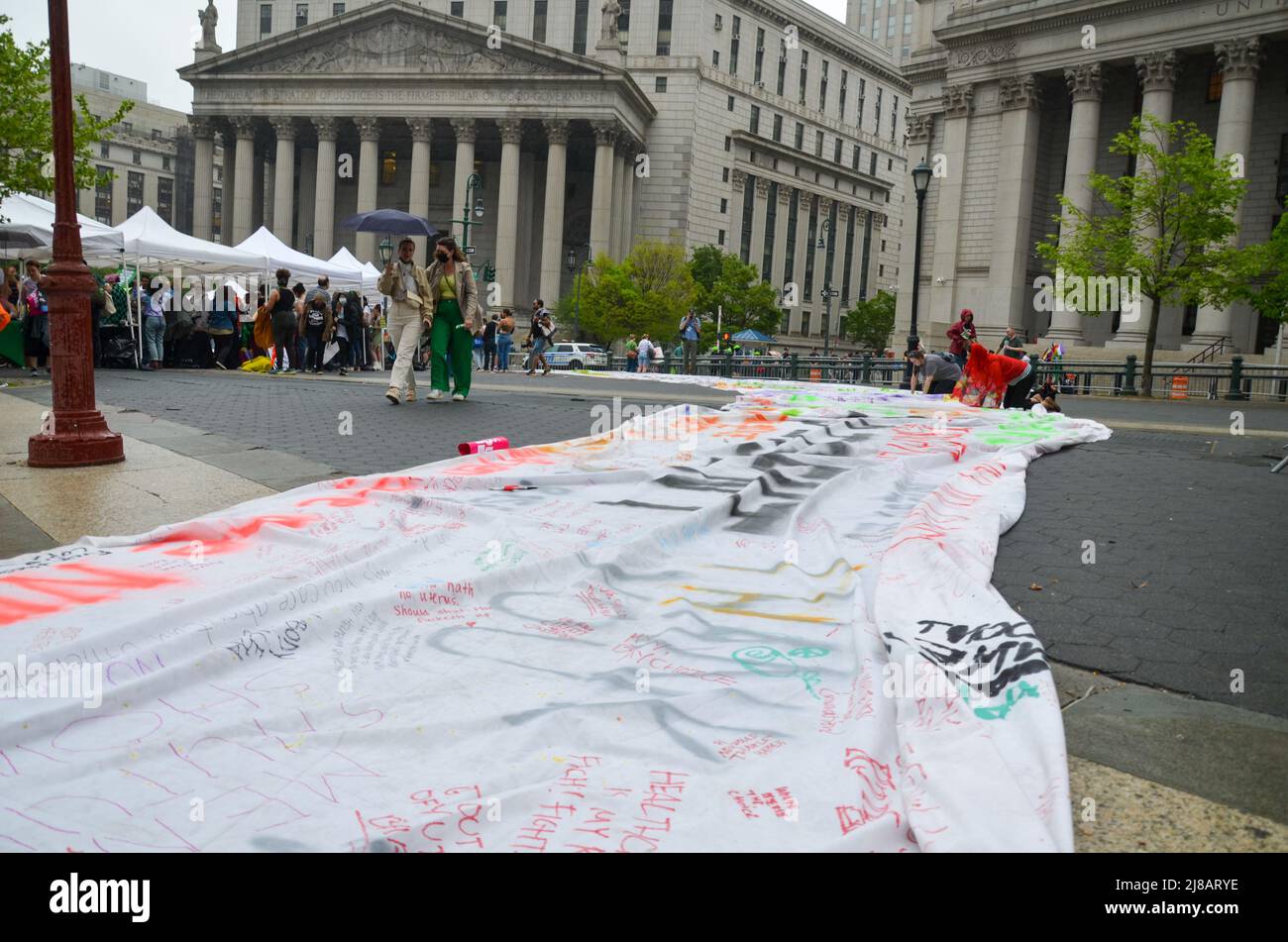Le 14 mai 2022, une bannière géante a été dessinée à Foley Square, à New York, pour exiger des droits génésiques de toutes les femmes. Banque D'Images