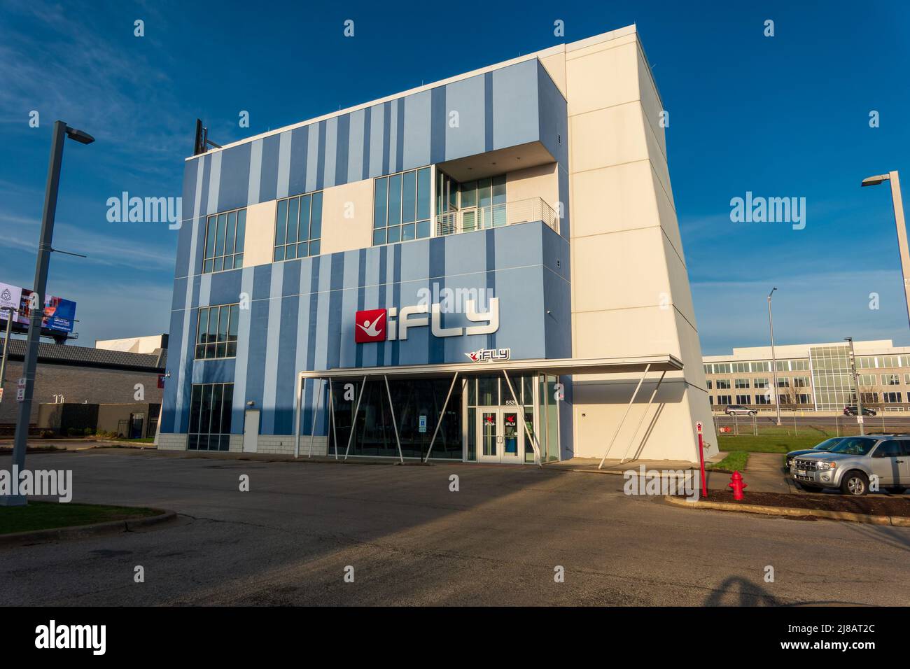 Rosemont, il - 23 AVRIL 2022 : extérieur du bâtiment iFly pour le parachutisme d'intérieur Banque D'Images