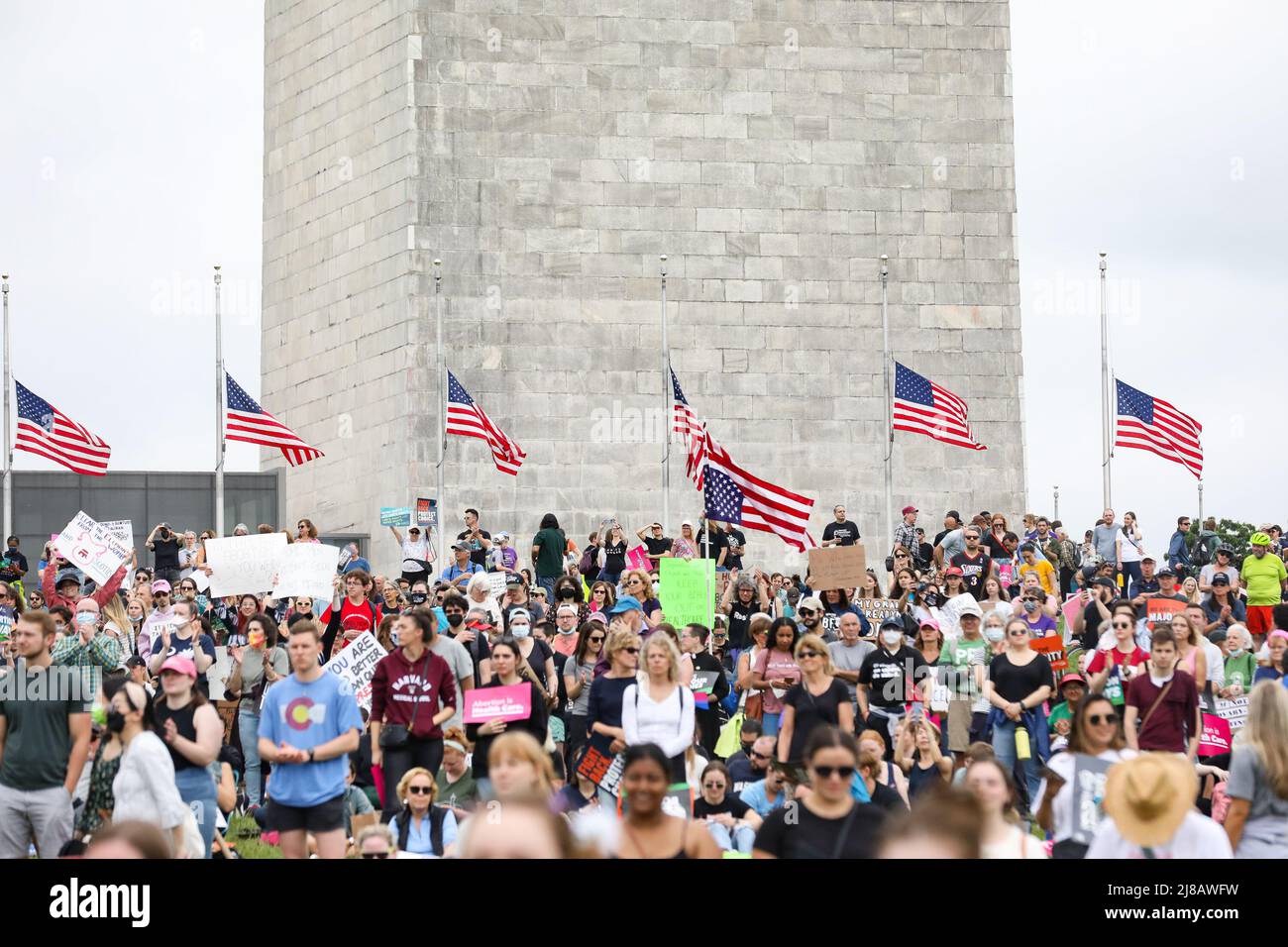 Les manifestants se réunissent au National Mall de Washington D.C. dans le cadre des manifestations « interdictions de notre corps » en faveur du droit à l'avortement le samedi 14 mai 2022. Cette manifestation faisait partie d’une série nationale de manifestations en faveur du droit à l’avortement après la fuite d’un projet de décision de la Cour suprême des États-Unis, qui semblait indiquer que la décision Roe c. Wade, qui établissait le droit des femmes à l’avortement, risquait d’être renvertie. Banque D'Images