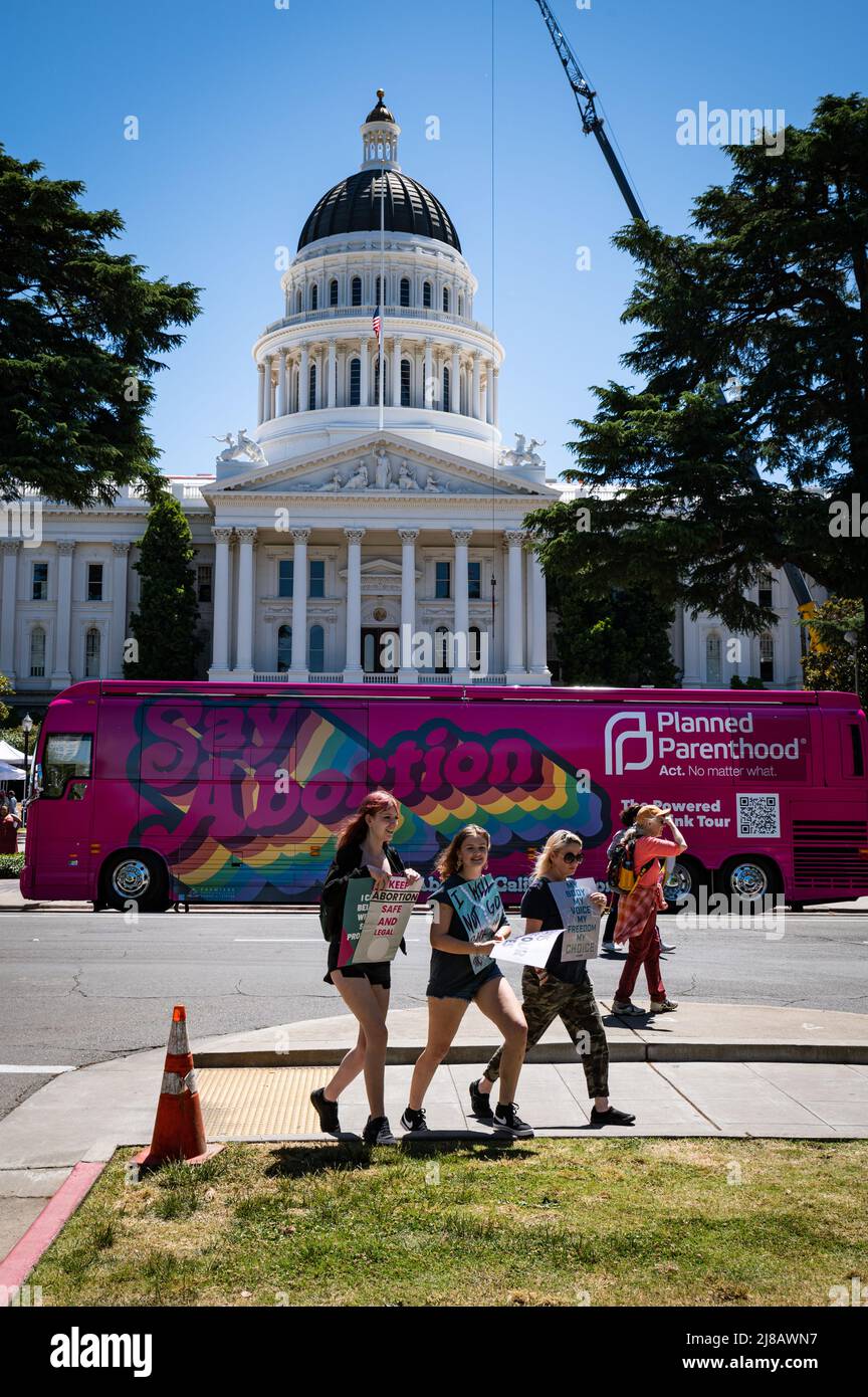 Photo de trois participants avec des signes devant le capitole de l'état à la Roe interdit de nos corps Mars et rassemblement organisé par Planned Parenthood. Banque D'Images