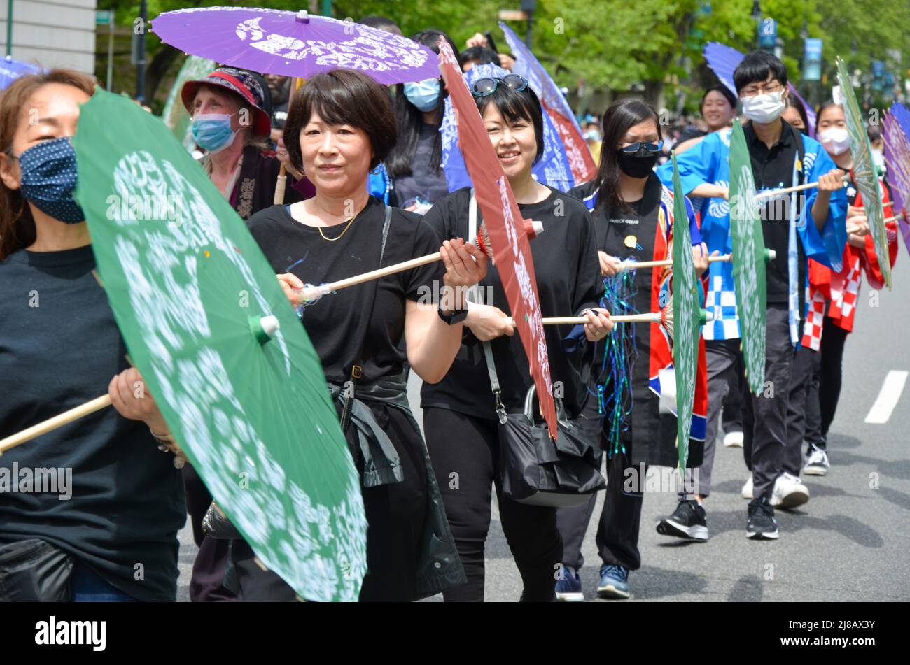 Participants avec des Umbreallas japonais traditionnels à Central Park West pour la toute première parade du patrimoine japonais à New York pour honorer le Japon Banque D'Images