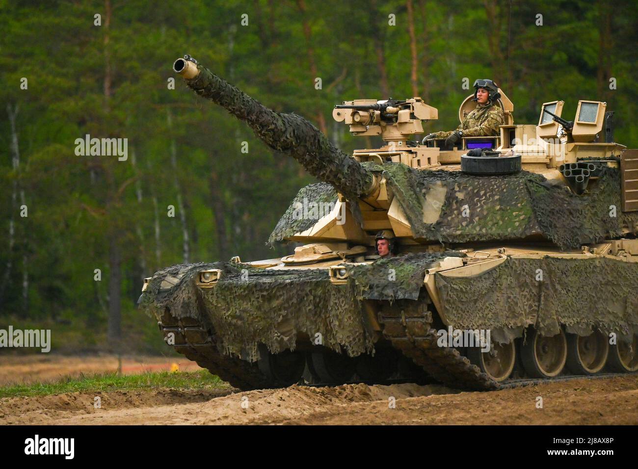 Un char de l'armée américaine M1A2 Abrams affecté au bataillon 1st, 68th  Armored Regiment, 3rd Armored Brigade combat Team, 4th Infantry Division,  attend de se déplacer à la ligne de tir lors