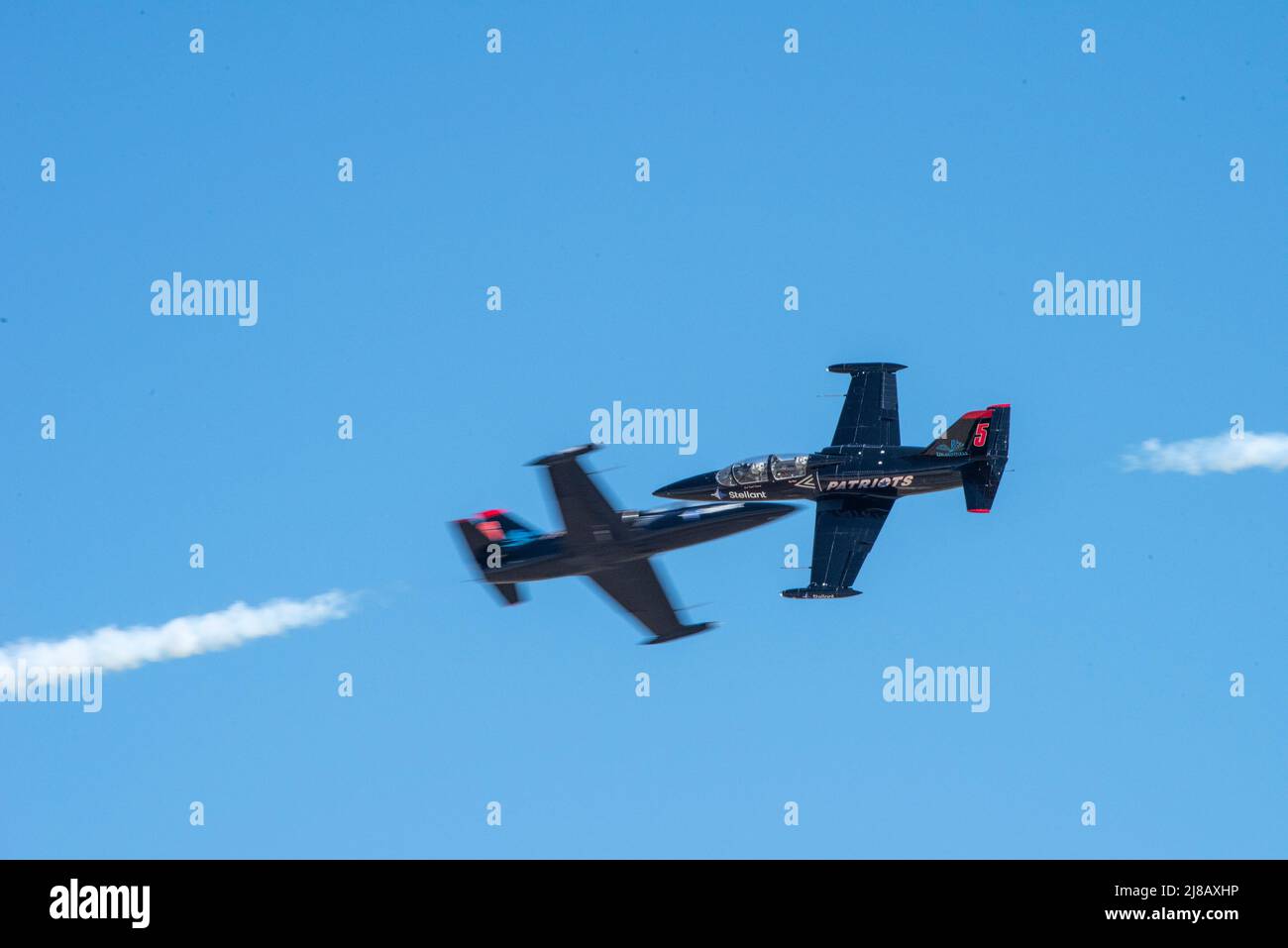 Le Patriots Jet Team se produit lors de la répétition du spectacle aérien à la base aérienne de Travis, en Californie, le 13 mai 2022. La répétition des spectacles aériens a permis aux employés du ministère de la Défense et à leurs familles de voir le spectacle aérien et l'affichage complet des capacités à la base aérienne de Travis. (É.-U. Photo de la Force aérienne par Heide Couch) Banque D'Images
