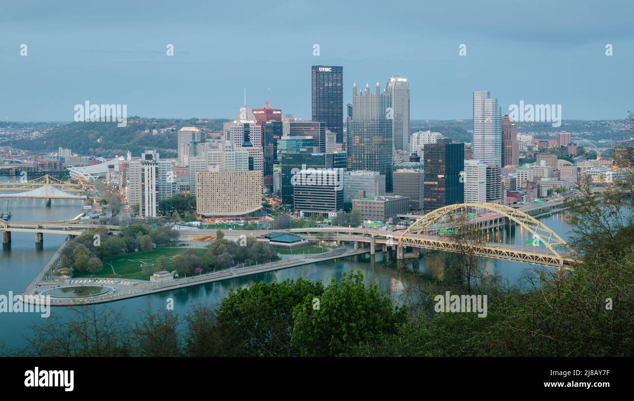 La rivière Monongahela et la rivière Allegheny circulent dans le centre-ville de Pittsburgh dans la soirée. Banque D'Images