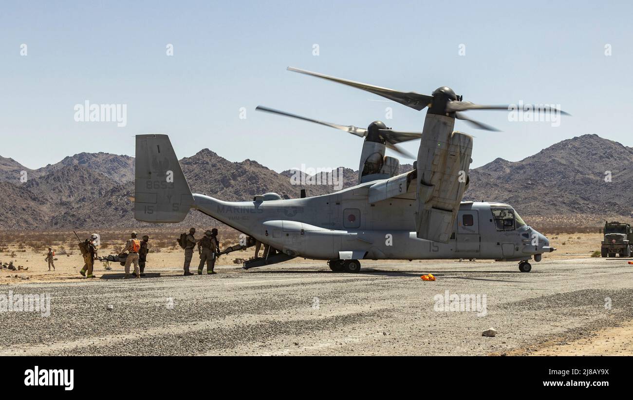 Marines et marins des États-Unis avec le Marine Wing support Squadron 273, Marine Aircraft Group 29, 2nd Marine Aircraft Wing, chargent des victimes simulées sur un corps maritime des États-Unis Bell Boeing MV-22 Osprey lors d'un événement d'entraînement de défense Forward Arming and ravitaillement point (FARP) au Marine corps Air Ground combat Center Twentynine Palms, Californie, le 26 avril 2022. Un FARP sert une fonction logistique essentielle assurant un accès rapide aux armes et au carburant. (É.-U. Photo du corps marin par lance Cpl. Joshua Sechser) Banque D'Images