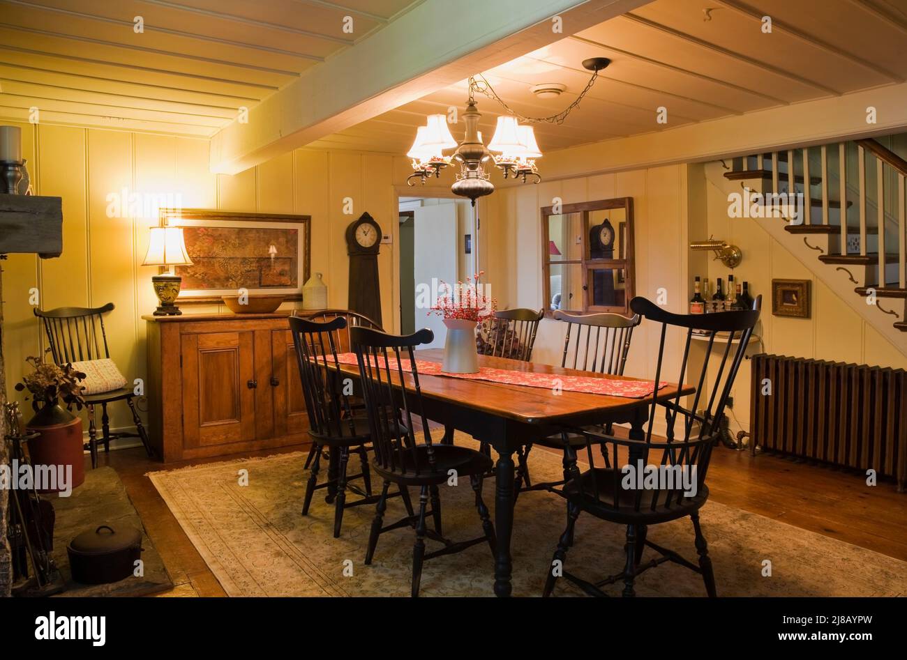 Ancienne table à manger en bois et chaises Windsor à l'arrière dans la salle à manger à l'intérieur de la maison de style cottage datant de 1705. Banque D'Images