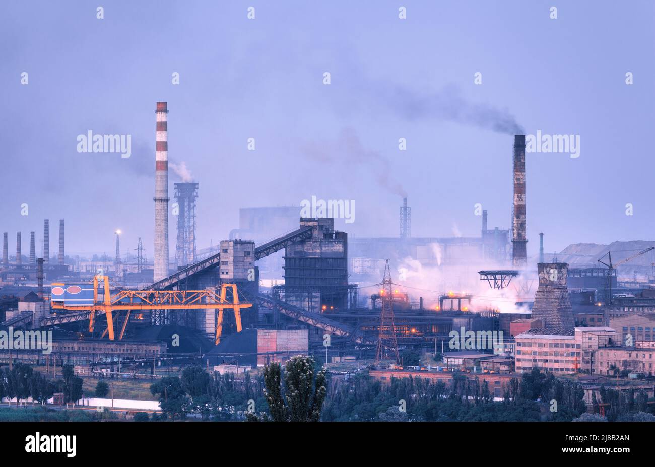 Azovstal à Marioupol, Ukraine avant la guerre. Usine d'acier la nuit Banque D'Images