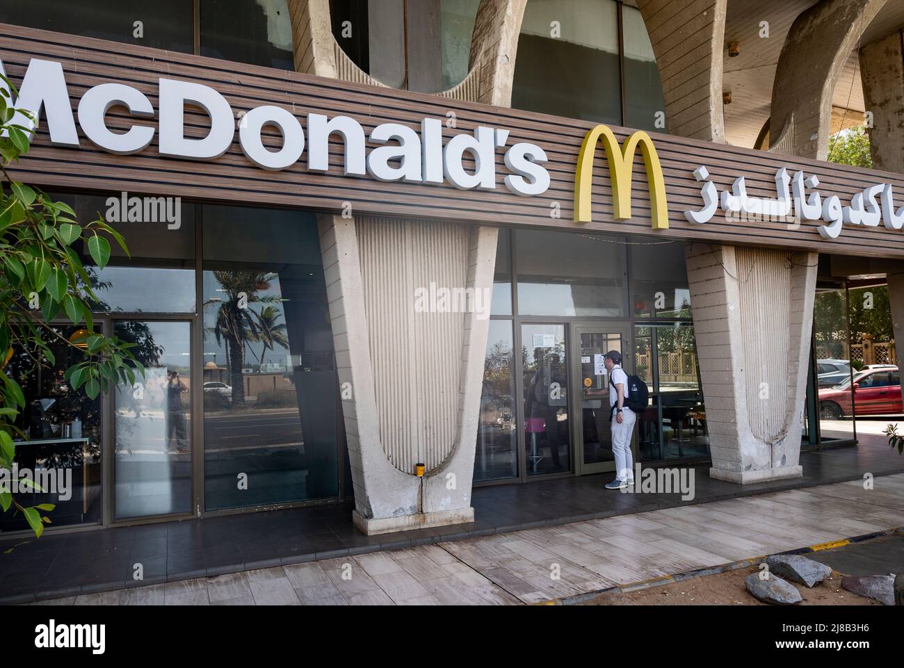 Djeddah, Arabie Saoudite. 14th mai 2022. Un client entre dans la chaîne multinationale américaine de restauration rapide McDonald's et porte le logo de Jeddah. (Photo de Budrul Chukrut/SOPA Images/Sipa USA) crédit: SIPA USA/Alay Live News Banque D'Images