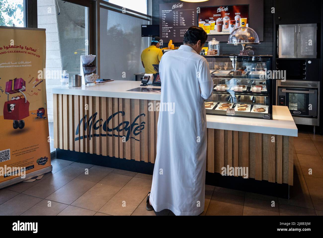 Djeddah, Arabie Saoudite. 9th mai 2022. Un client se tient au comptoir de commande McDonald's McCafe de la multinationale américaine de restauration rapide à Djeddah. (Credit image: © Budrul Chukrut/SOPA Images via ZUMA Press Wire) Banque D'Images