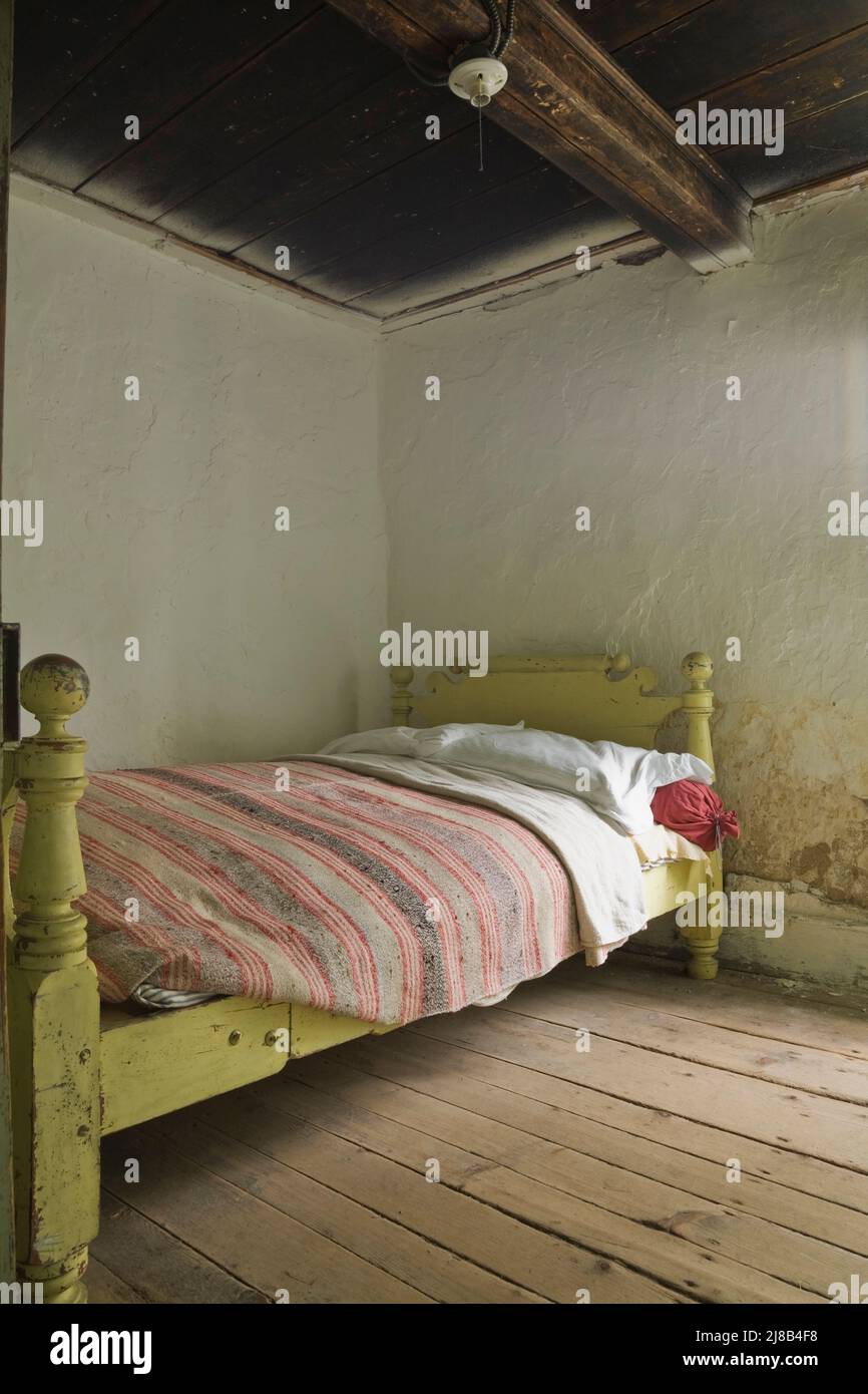 Ancien lit simple dans la chambre à l'intérieur de l'ancien régime français  vers 1730 Maison Drouin, Sainte-famille, Ile d'Orléans, Québec, Canada  Photo Stock - Alamy