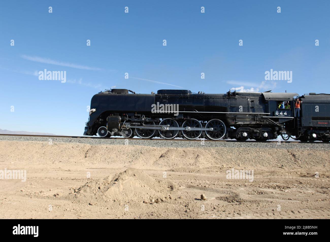 VERS LE HAUT 844 en cours sur la sous-station Yuma, près de Bertram, Californie Banque D'Images