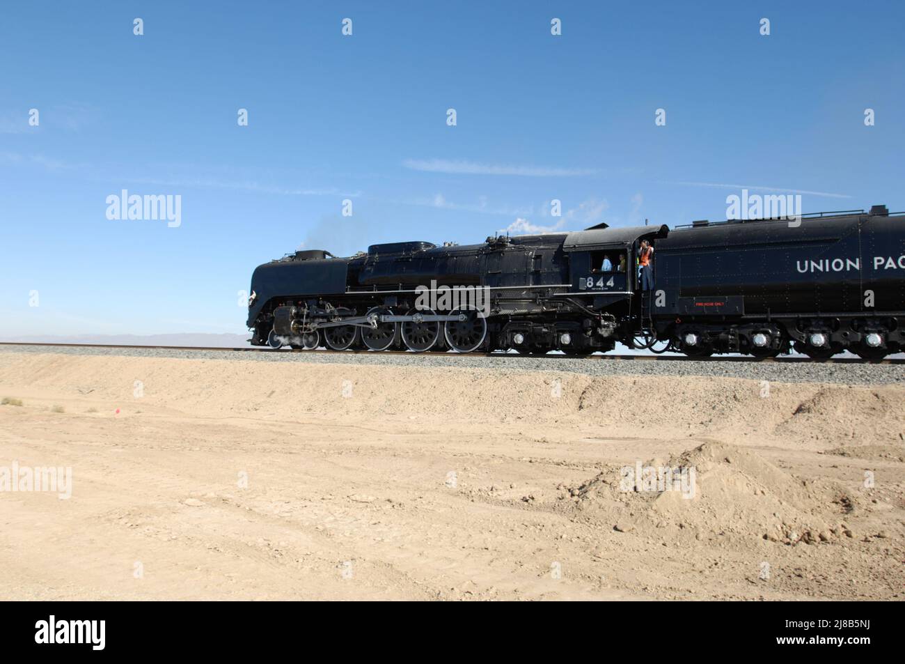 VERS LE HAUT 844 en cours sur la sous-station Yuma, près de Bertram, Californie Banque D'Images