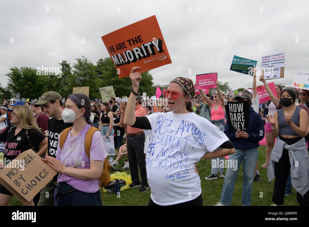 Washington, États-Unis. 14th mai 2022. Les manifestants tiennent des écriteaux exprimant leur opinion pendant la manifestation. Les manifestants du mouvement Planned Parenthood tiennent un rassemblement sur les interdictions de nos corps et marchent vers la Cour suprême des États-Unis pour soutenir l'avortement, au Washington Monument-Cour suprême. Crédit : SOPA Images Limited/Alamy Live News Banque D'Images